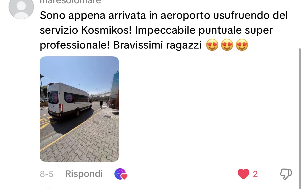 Recensione di una cliente con foto del minibus Kosmikos in aeroporto